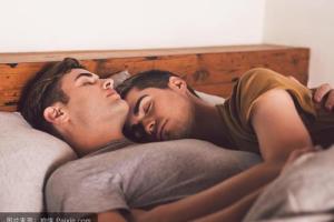 梦见和男友躺在床上 梦见和男人躺在一起