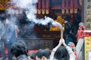 很多人烧香拜佛多是向佛菩萨求庇佑求财求福,而真正的烧香拜佛更多是