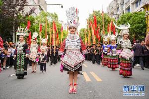 贵州台江万名苗族同胞盛装巡游欢度姊妹节