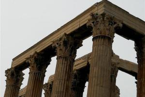 留下的13根神柱和精美雕刻依然能让游客感受到古希腊文明与信仰的力量