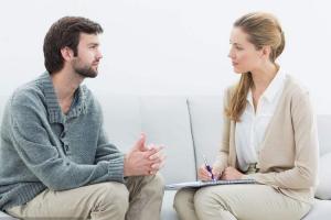 心理咨询师在摄入性谈话中,除提问和引导性语言之外,不能讲任何题外话