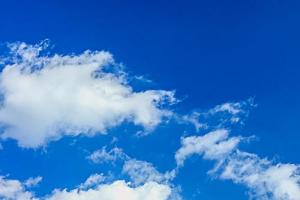 蓝色天空白云飘生肖 蓝色天空白云是什么生肖