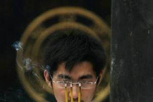 高考前,南京一名考生在寺庙烧香祈福.
