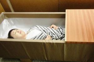 梦见妈妈躺在棺材里,结果没死