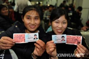 这是乘客展示车票和身份证.新华社记者卢汉欣摄
