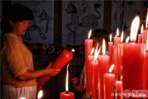 村民们在永宁桥点烛上香并祈祷.